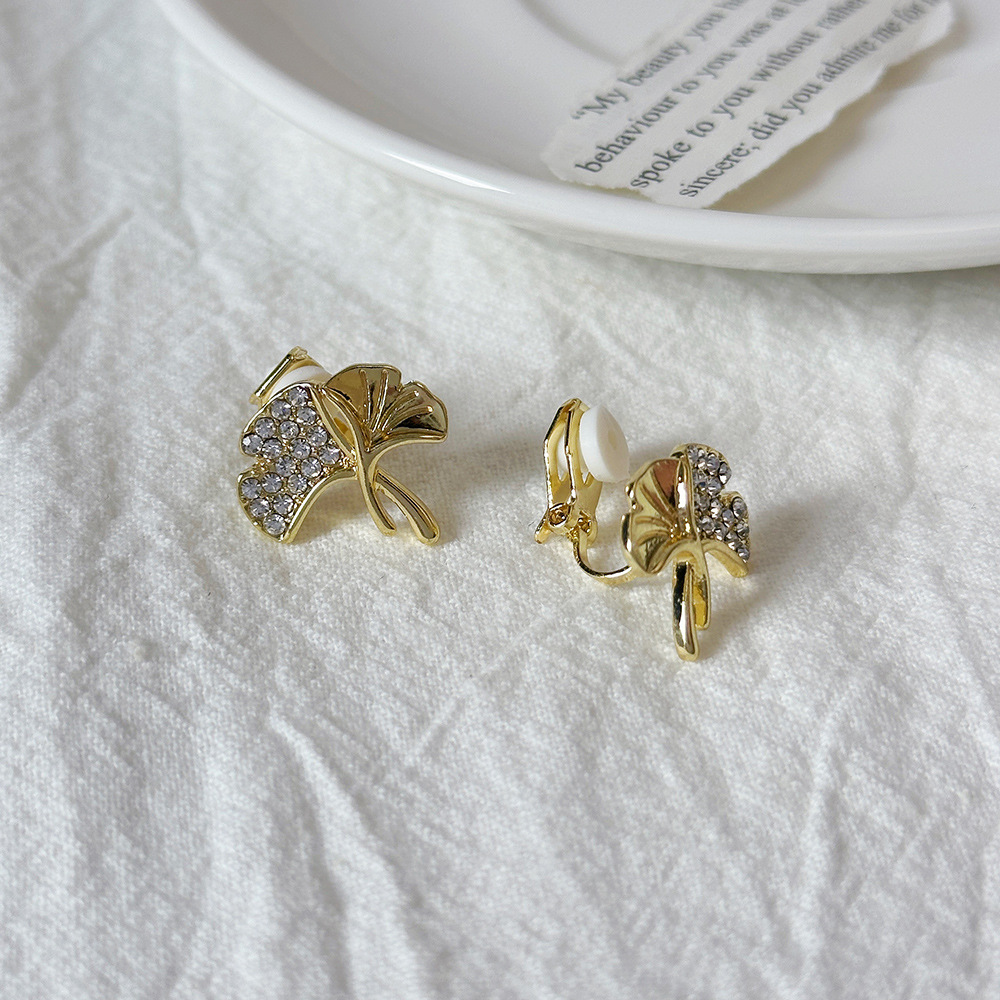 Versión coreana del temperamento de camelia, sin orejas perforadas, pinza para la oreja, flor de perla, tablero de ajedrez, pinza para la oreja triangular con diamantes, pendientes de nicho para mujeres