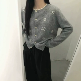 韩式简约气质风手工刺绣针织开衫秋冬新款设计感百搭针织衫女上衣