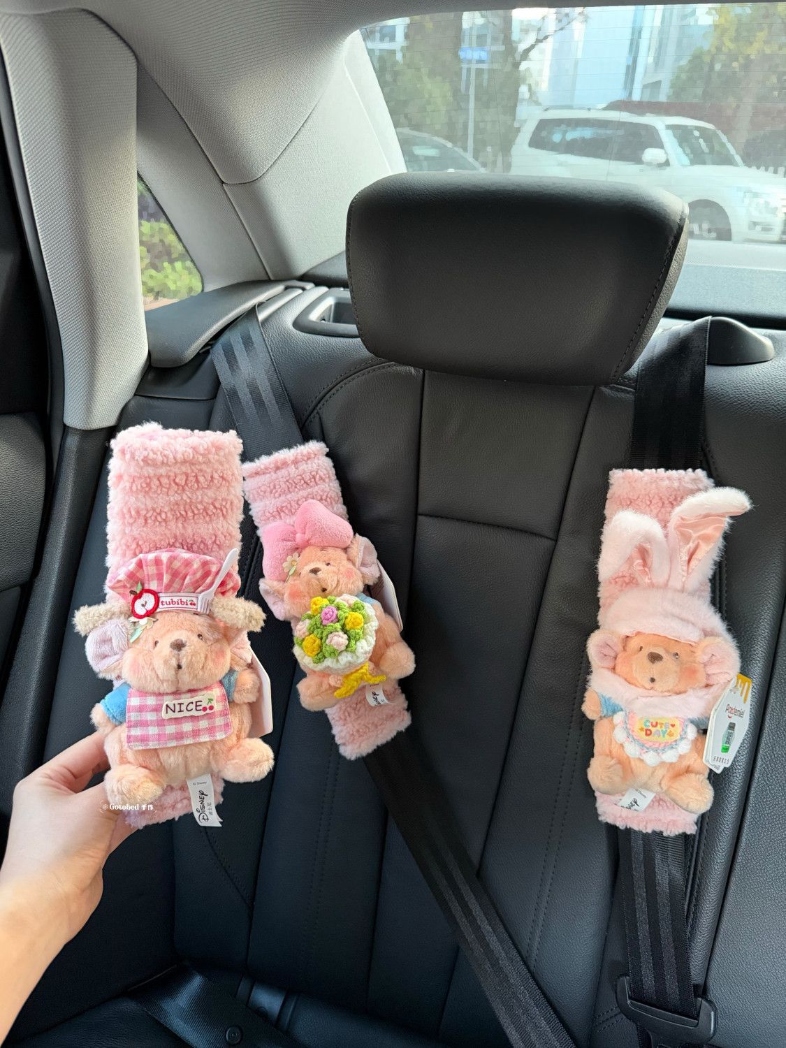 Authentic Disney Winnie the Pooh Car Seatbelt Shoulder Pad Flower Bouquet Winnie the Pooh Couple Car Interior Anti-Neck Strain Protector