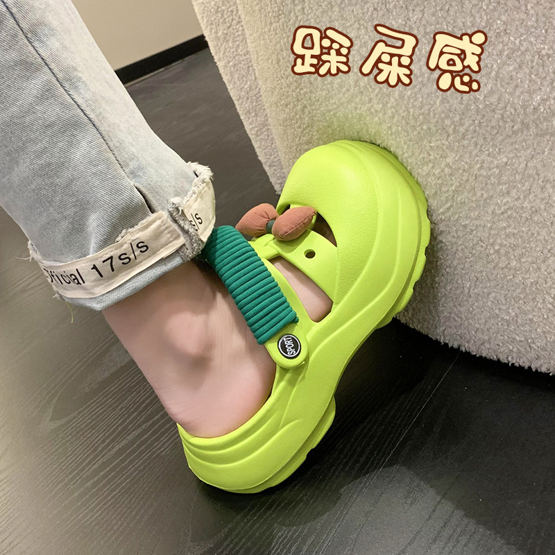 Cartoon cute summer casual beach Crocs-style slippers with bow…