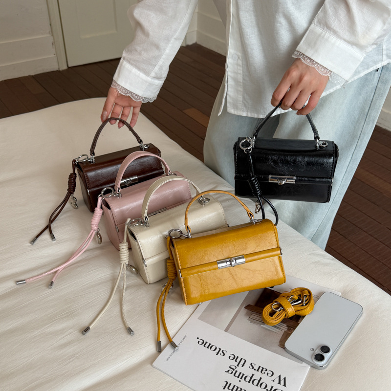 Bolsa de mano transfronteriza para mujeres 2026 nuevo bolso de hombro de verano de alta calidad retro bolso de mano de moda mochila