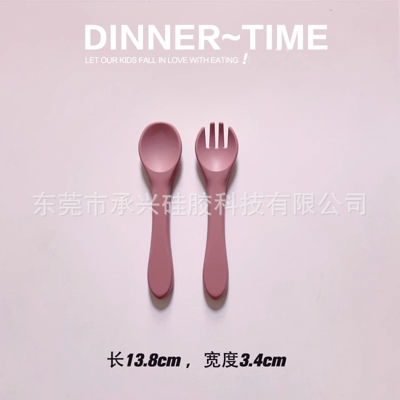 브릭 레드 포크와 스푼