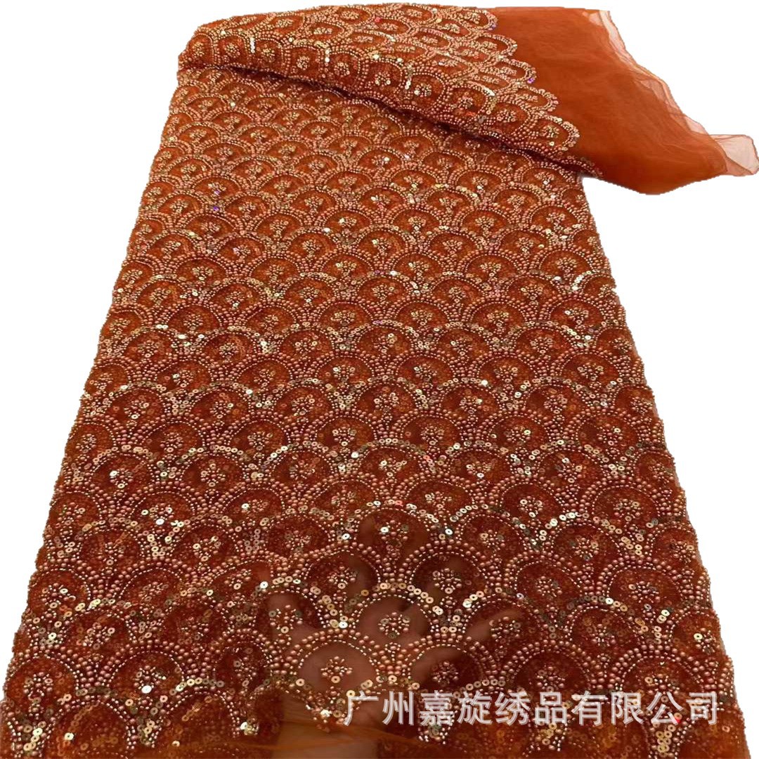 Ribete de encaje estilo escamas de pez con cuentas pesadas y bordado de tubos con cuentas sobre tela de malla para vestidos de novia y vestidos de noche de estilo francés.