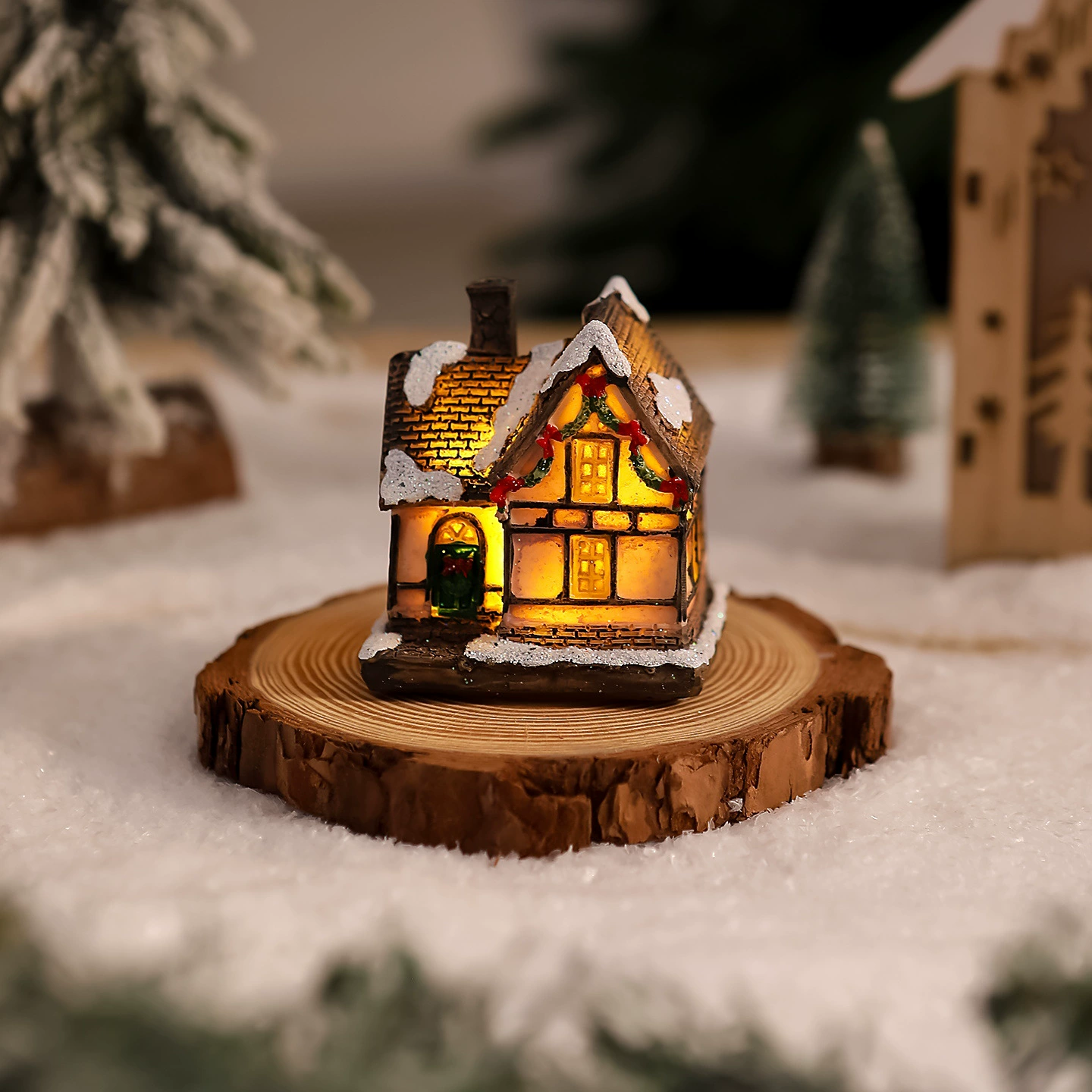 Miniature resin house decorations, micro landscape LED models, battery‑powered, assorted sizes 7–10 cm