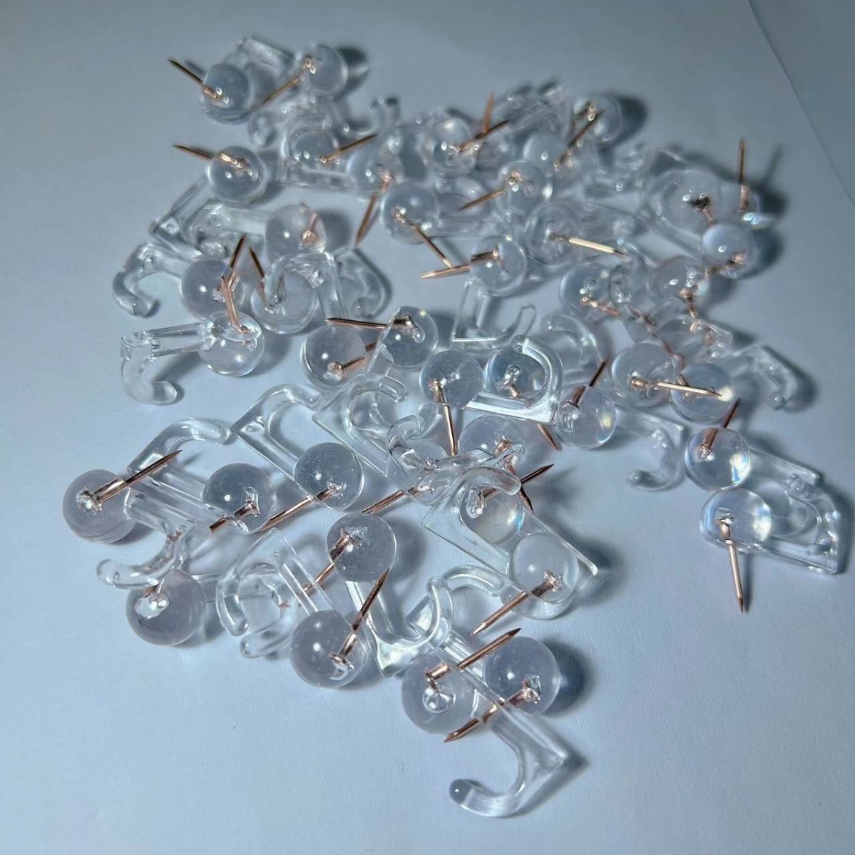 Suministro directo de fábrica de ganchos de plástico de oro rosa transparente, clavijas, clavijas, tableros de mensajes, clavijas de pared de fotos