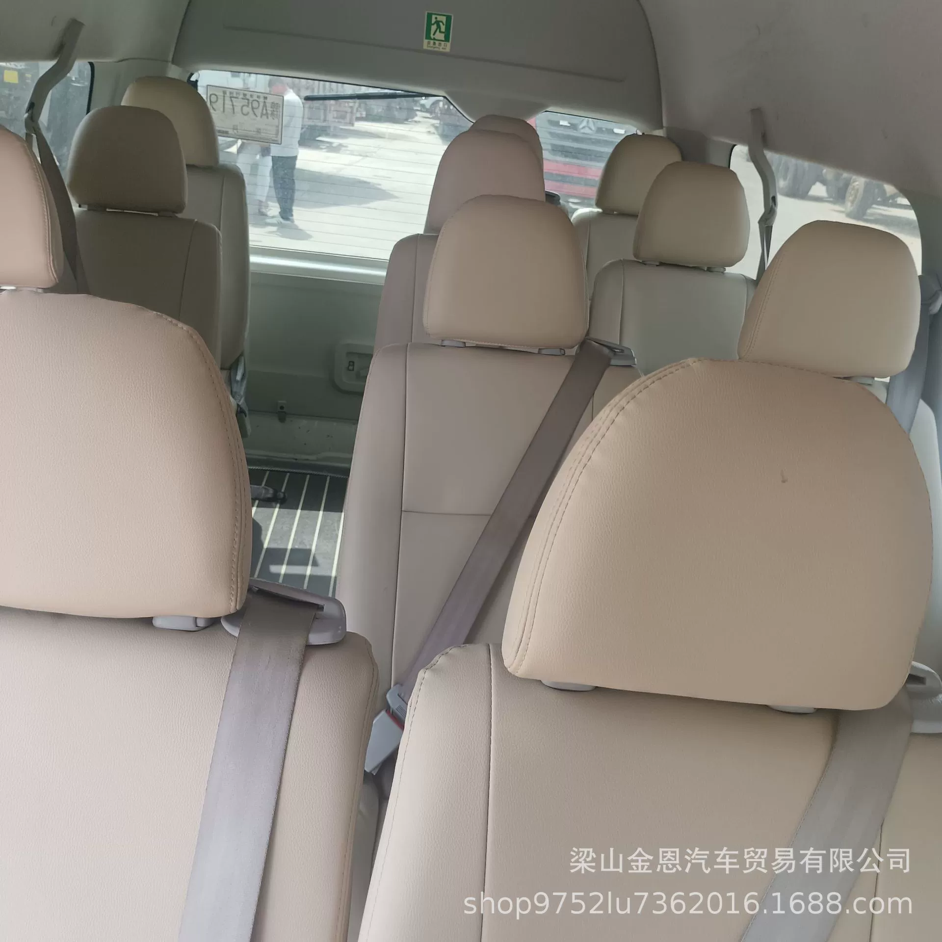 Экспортный подержанный Toyota Hiace на 14 мест с центральной консолью, цветным большим экраном, передним центральным подлокотником и задними воздуховодами.