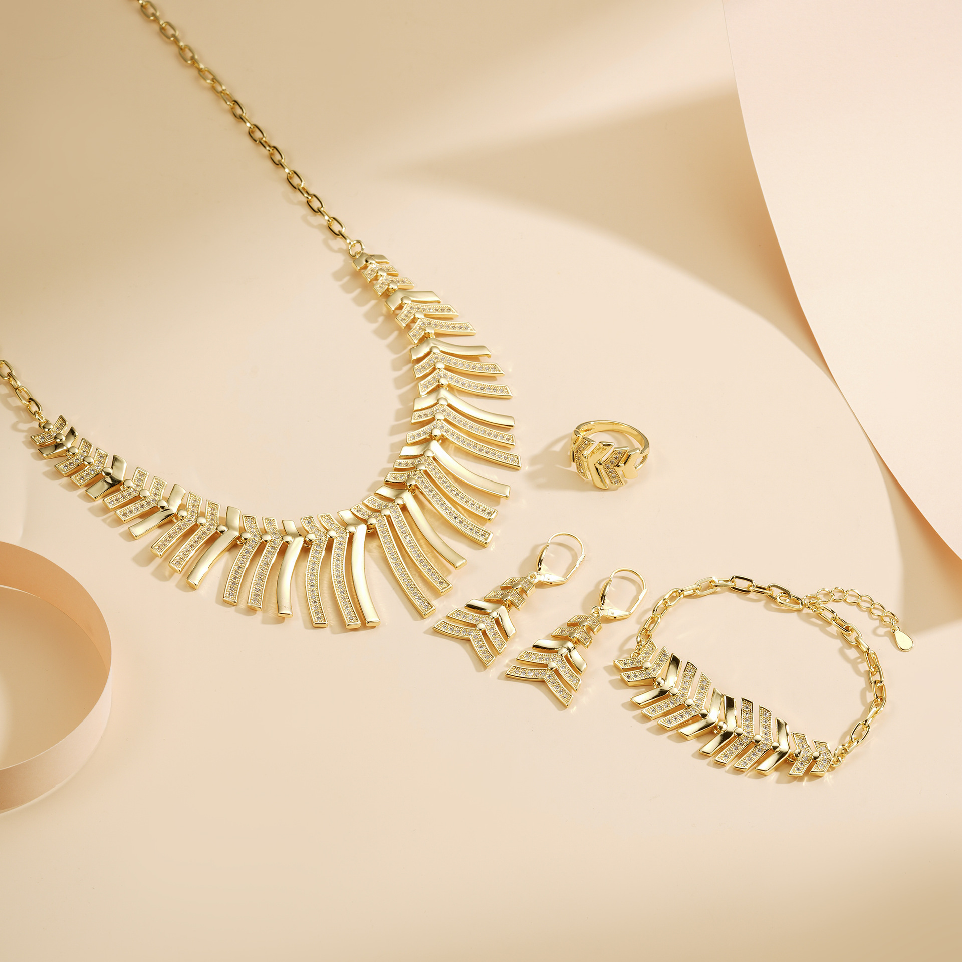 Conjunto transfronterizo de diseño europeo y americano joyas collares de hueso de pescado pulseras anillos de orejas de diamante exagerado conjunto de cuatro piezas