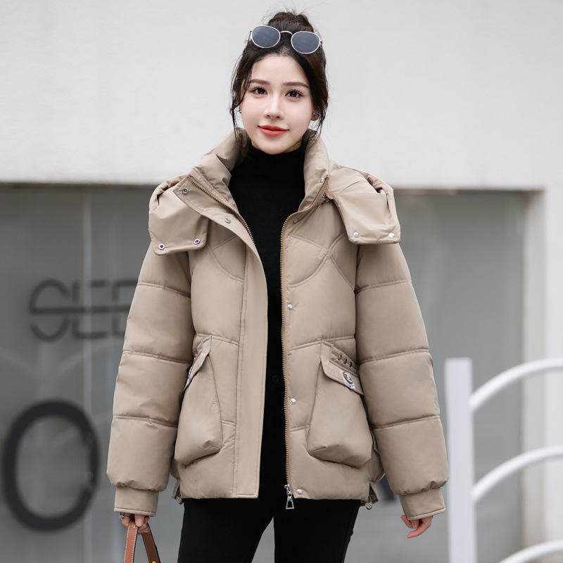 2024 nueva chaqueta de algodón de pluma de mujer popular este año, chaqueta de algodón de invierno pequeña chaqueta de algodón negro corto
