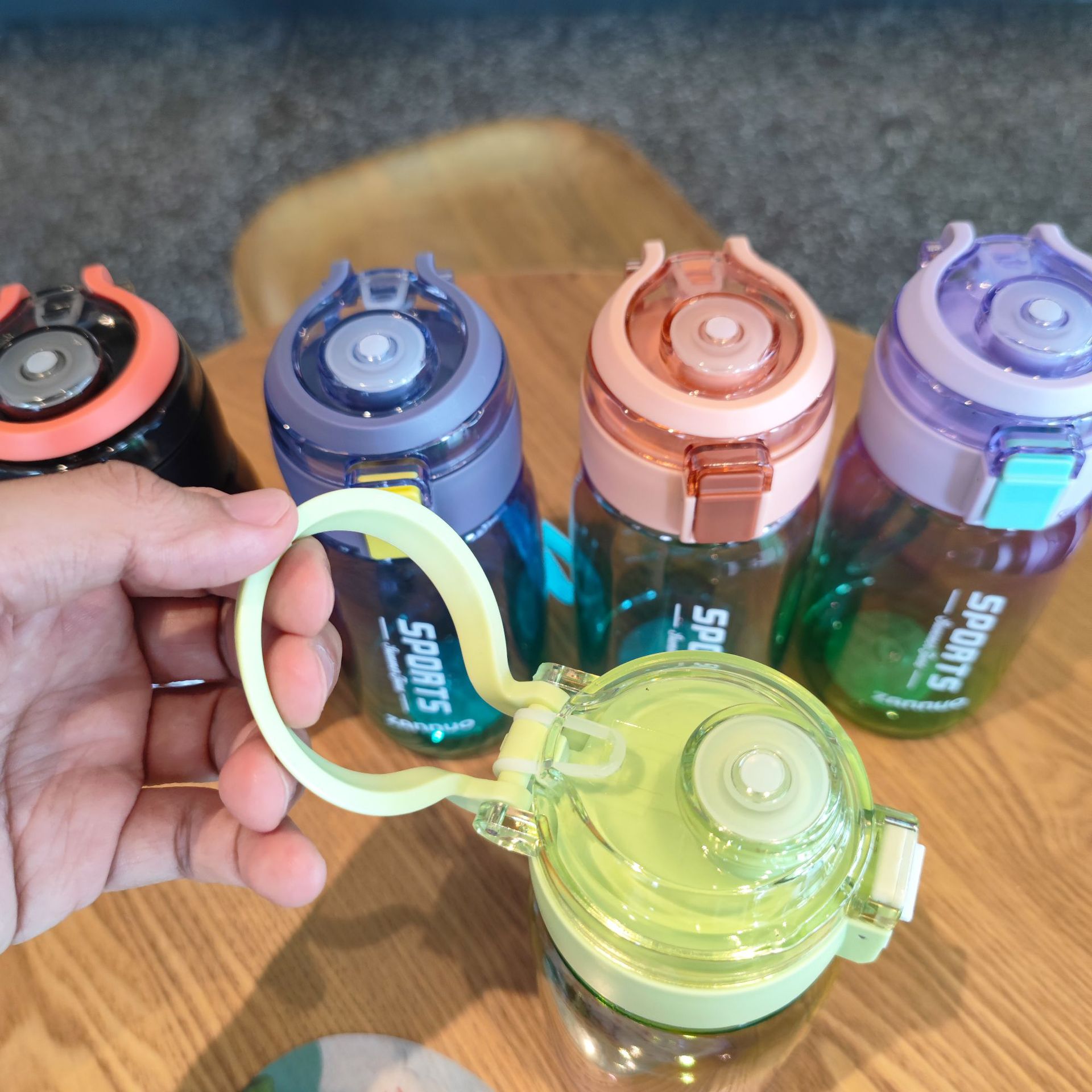 Nuevo verano colorido mango portátil PC taza de agua de plástico con cerradura macho y hembra botella de agua potable directa al por mayor 500ml