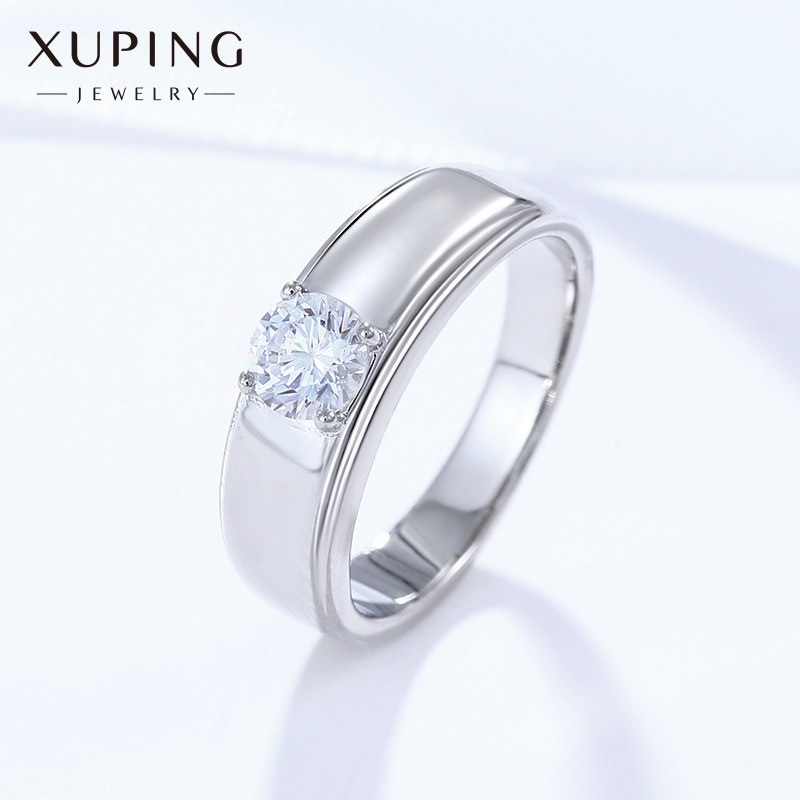 Anillo de bodas de oro blanco de la joyería de Xuking fuente fabricante anillo de piedras preciosas artificiales simple anillo de bodas de cuatro garras para las mujeres