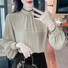 シャツの女性2025春の新型流行の小さいシャツのファッションの洋風の流行の底のシャツの長袖はやせている年齢の上着を減らします。