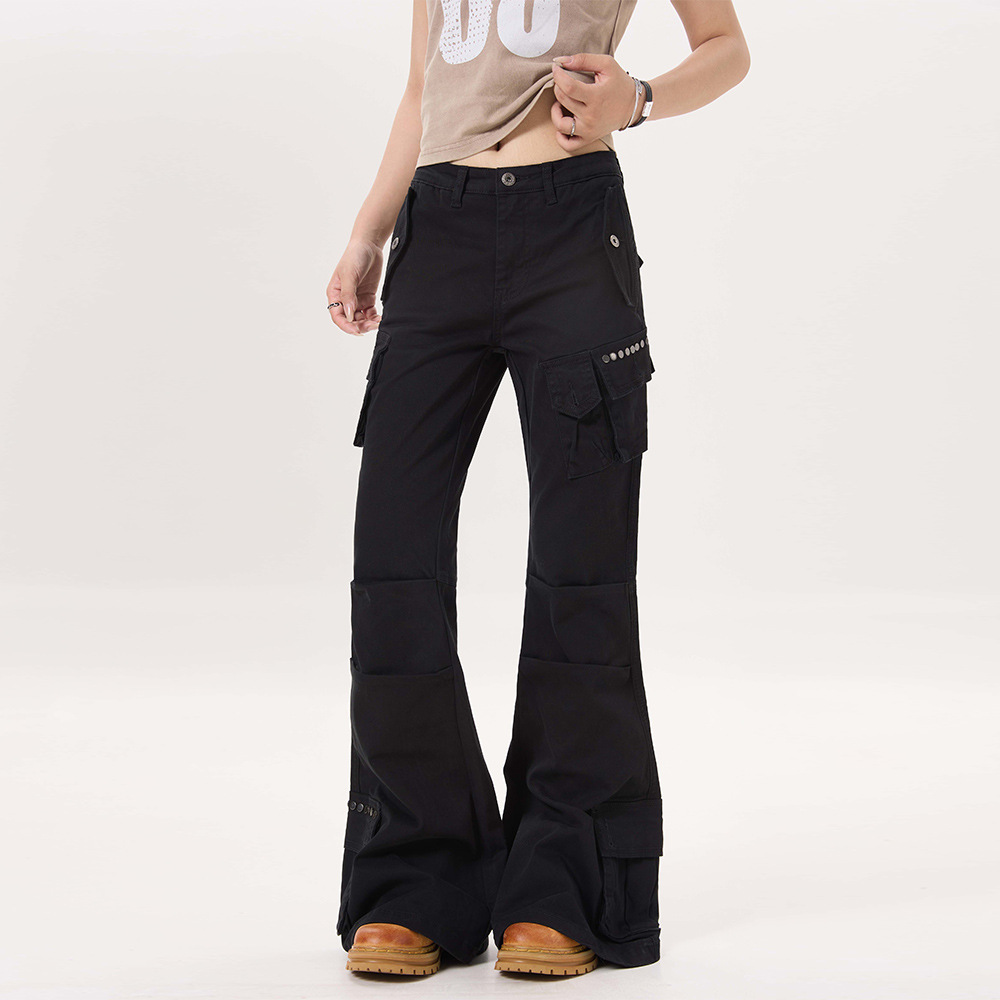 Amerikanischer High-Street-Stil: Ausgestellte Herrenhose mit vielen Taschen, lockerer Schnitt, funktionalem Design und Bundfalten._voghion.com