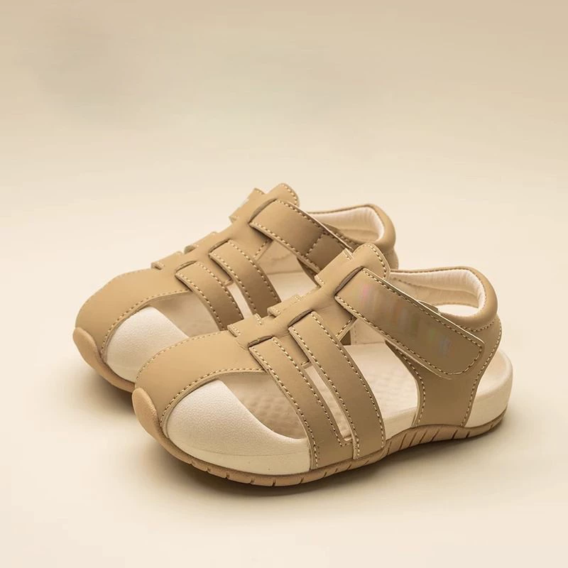 Сандалии для мальчиков 2025 Лето Новые детские закрытые спортивные пляжные туфли для девочек-малышек с мягкой подошвой для детского сада в тренде.