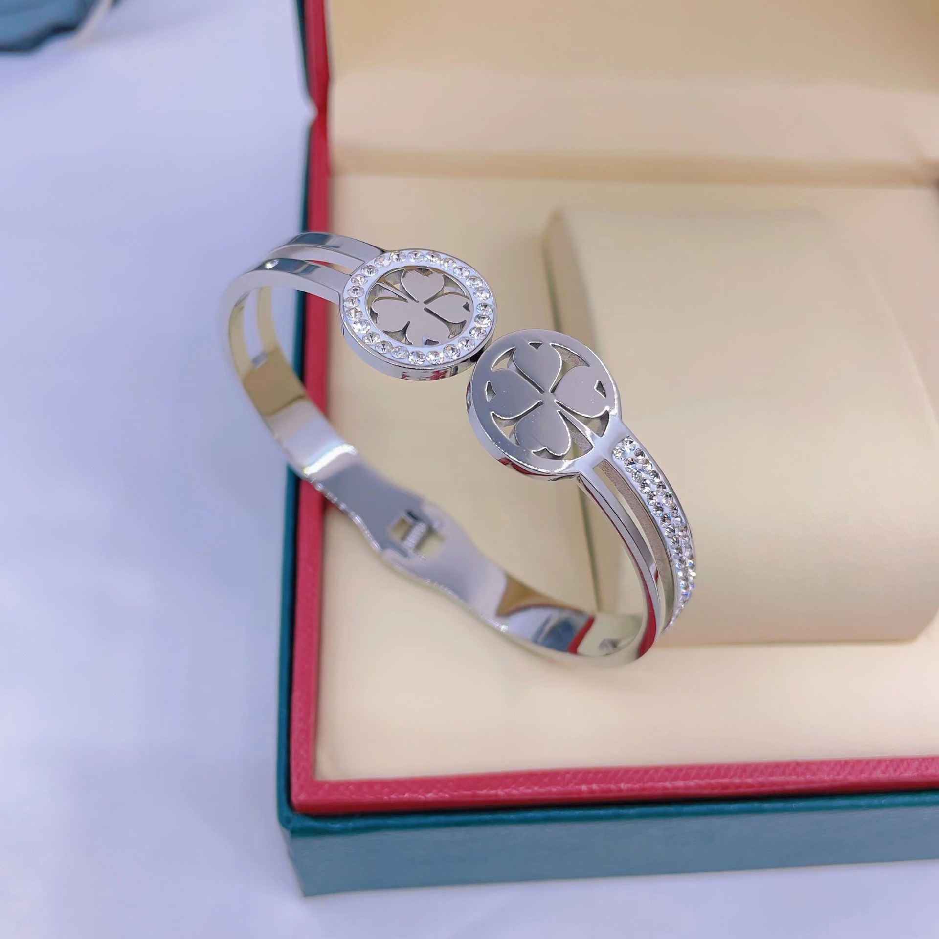 En stock fábrica directa Transfronteriza Popular electrochapado 18K pulsera de acero de titanio femenina personalidad no se desvanece moda nicho moda