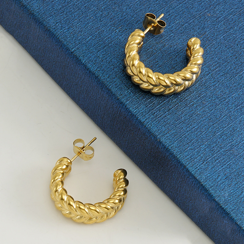 Acero inoxidable transfronterizo moda europea y americana giro personalizado en forma de C pendientes de titanio de acero 18K oro Internet celebridad pendientes de la oreja