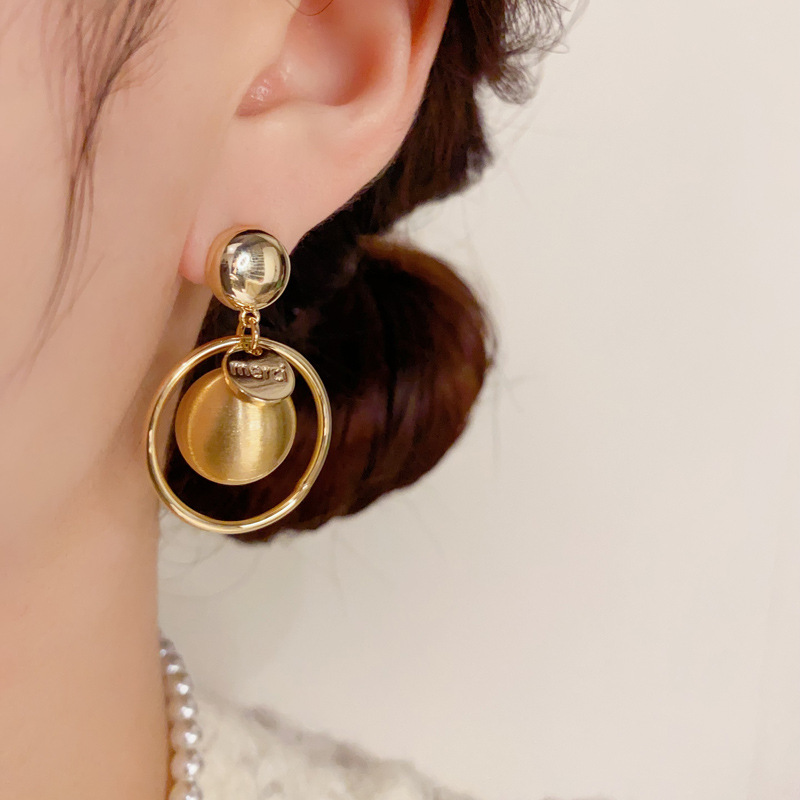 Orecchini a cerchio con sfera in metallo stile retrò elegante_voghion.com