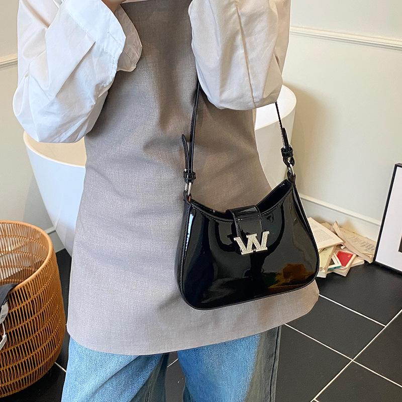 Bolso de alta calidad con textura 2025 verano nuevo bolso femenino con letras de diamantes bolso de hombro charol brillante bolso de mensajero marea