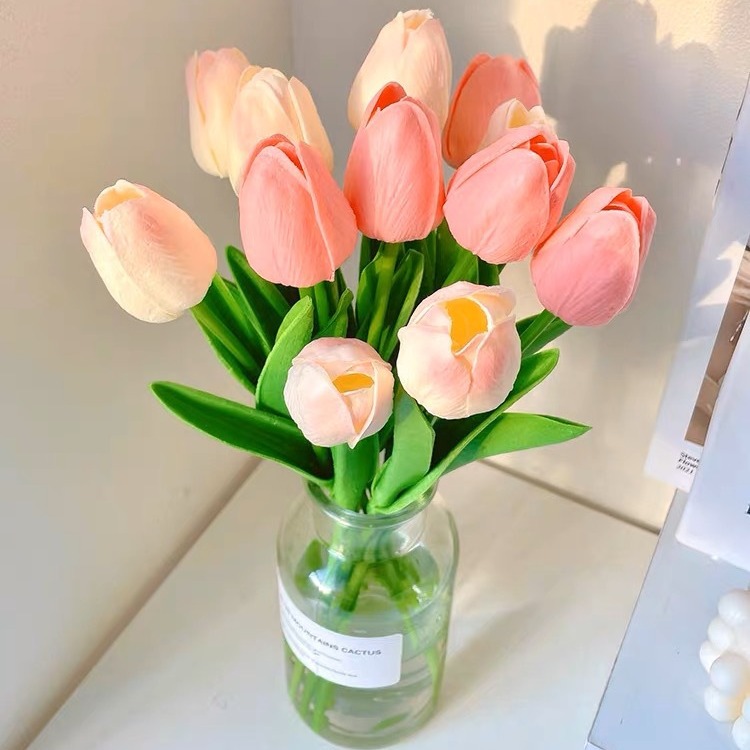 Tulipanes de simulación PU de alta gama flores de simulación de flores de una sola rama sensación de humedad decoración de mesa de comedor en el hogar flores falsas