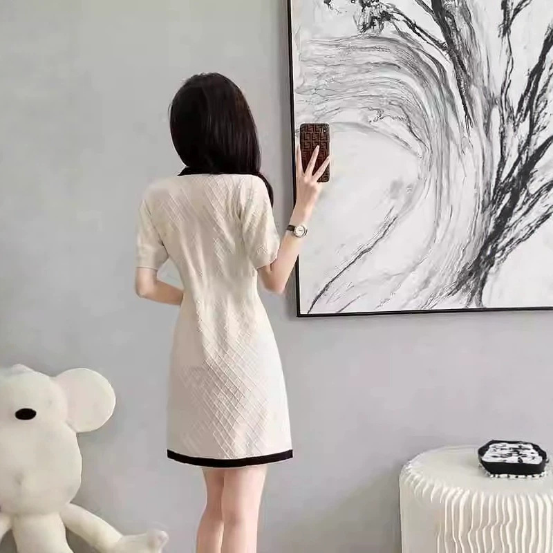 Đầm suông cổ V tay ngắn phong cách Pháp, chất liệu dệt kim mềm mại — màu trắng chi tiết 2