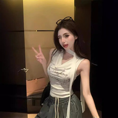 白いプリントの襟の袖のないベストtシャツの女性の夏の修身はギャルのデザイン感があります。