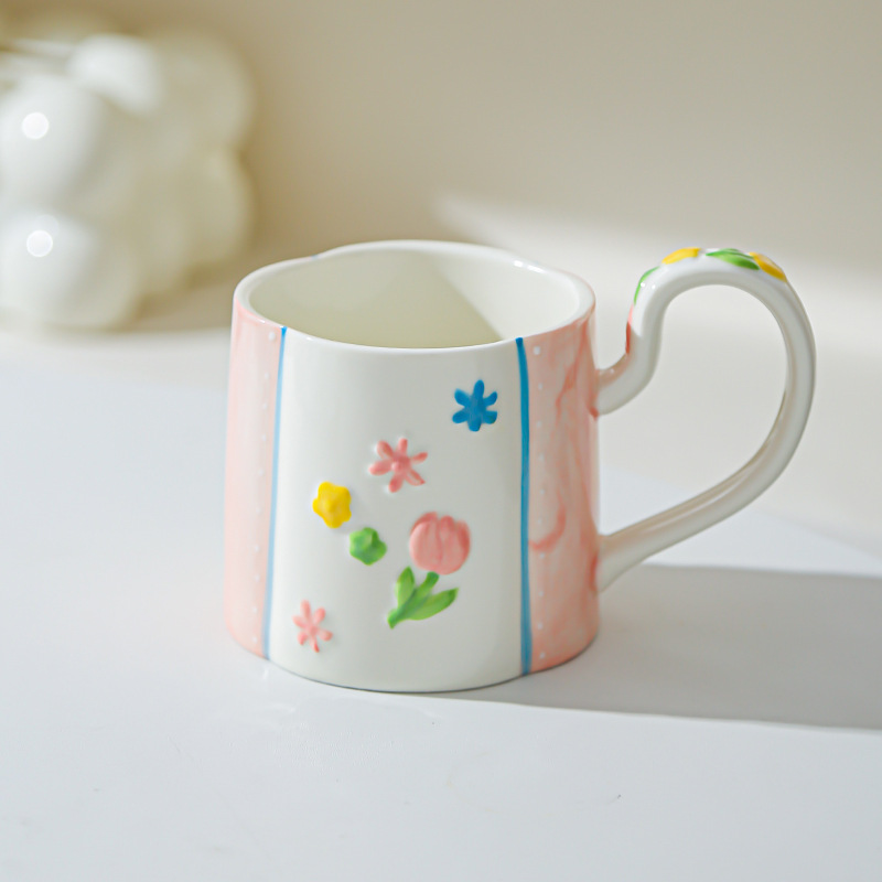 Taza de flores de cerámica para el hogar, taza de mano femenina de alto valor, taza de desayuno, taza de leche de corazón de niña, taza de agua, color bajo vidriado