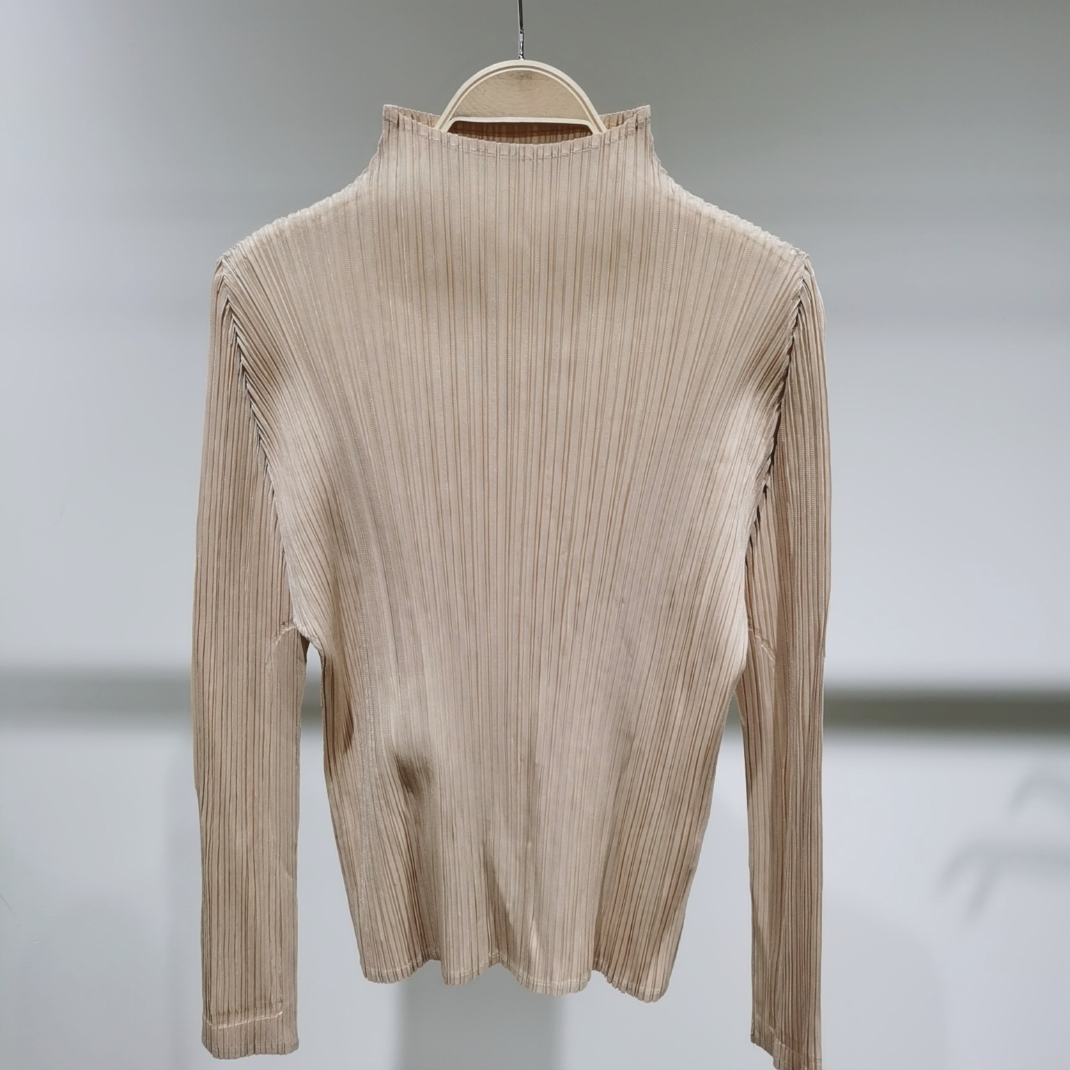 Oferta especial popular 2024 otoño y primavera estilo ins pliegues de gama alta para toda la vida cuello alto manga larga delgada camisa de fondo casual de gran tamaño