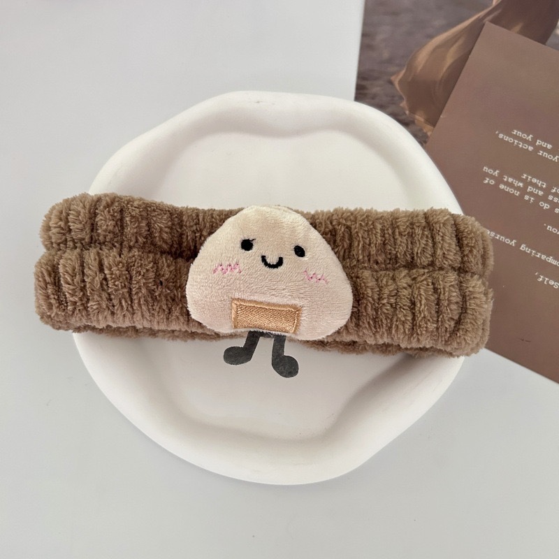 顔を洗って髪を洗って新型の少女の韓国の化粧をつけてマスクの専用のカチューシャをつけます。