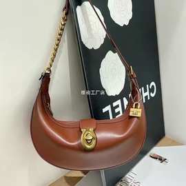 时髦通勤腋下包包女2024新款简约单肩月牙包百搭斜挎包跨境风潮