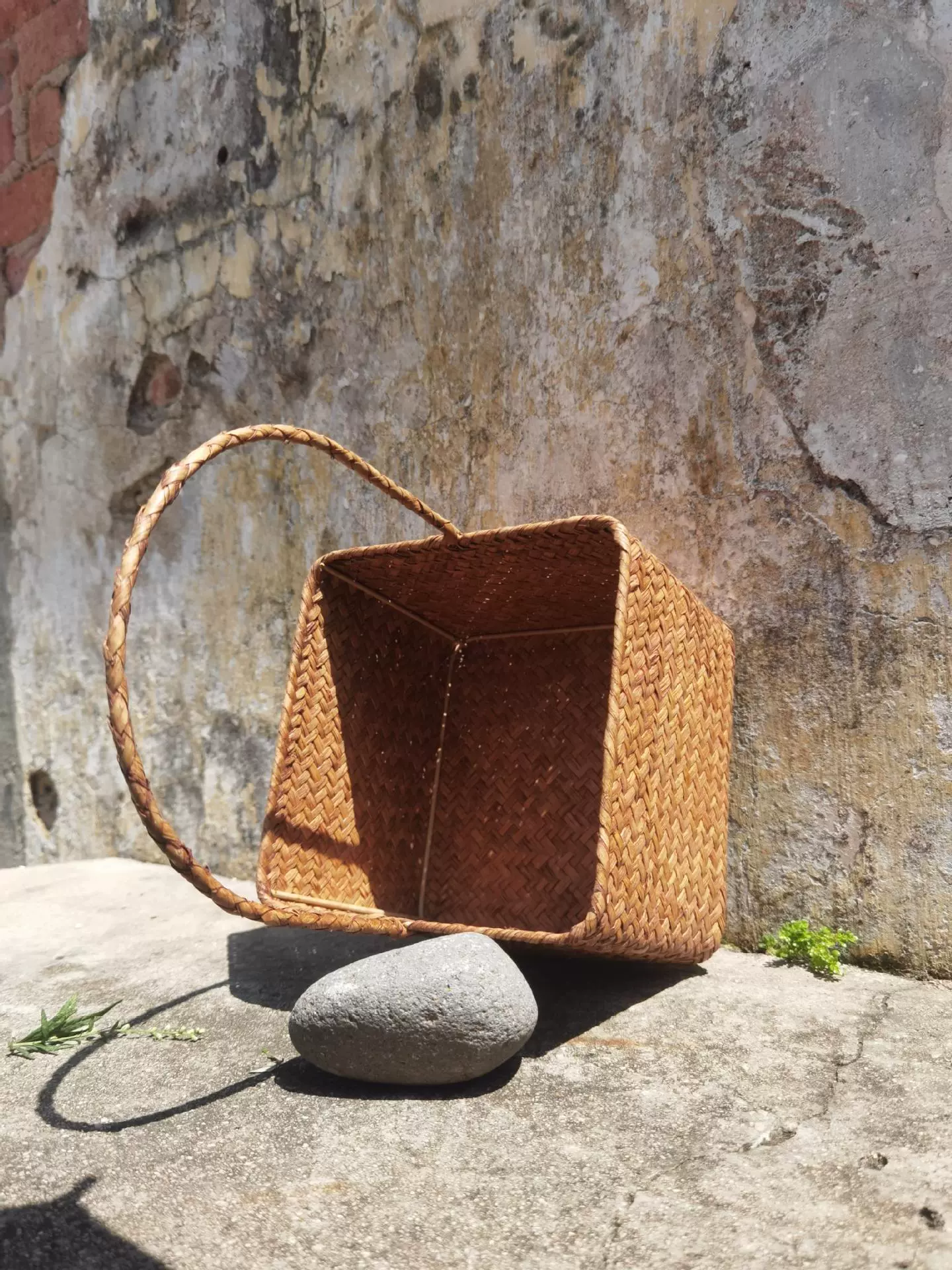 Handmade Seaweed Woven Basket (Golden grass craft) with Straw Handle — Natural Gift & Storage, 18×18×32 cm