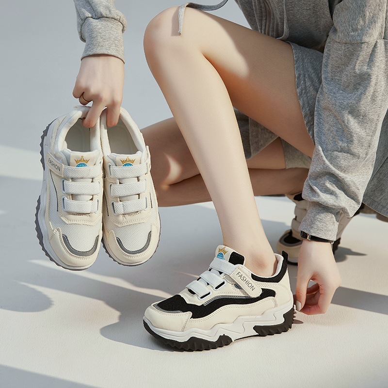 Zapatos blancos para mujeres con suela gruesa, primavera y verano de 2026 nuevos zapatos de cuero casuales deportivos ligeros con lazos para papá