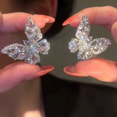 軽豪華なドリル蝶ピアス超フラッシュジルコン洗練された高級感イヤリング非対称翼重工小衆耳飾り