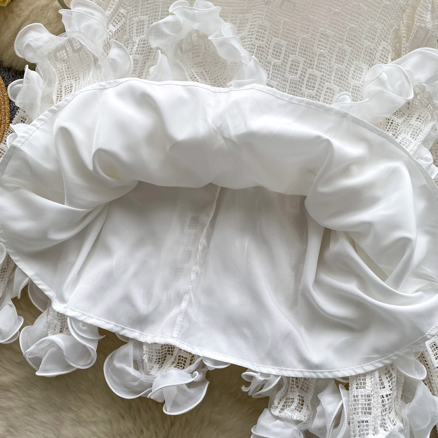 Elegante Bluse mit Laternenärmeln – Oversize-Top aus transparentem Mesh mit Rüschenbesatz (Einheitsgröße, Polyester, Schwarz/Weiß)_voghion.com