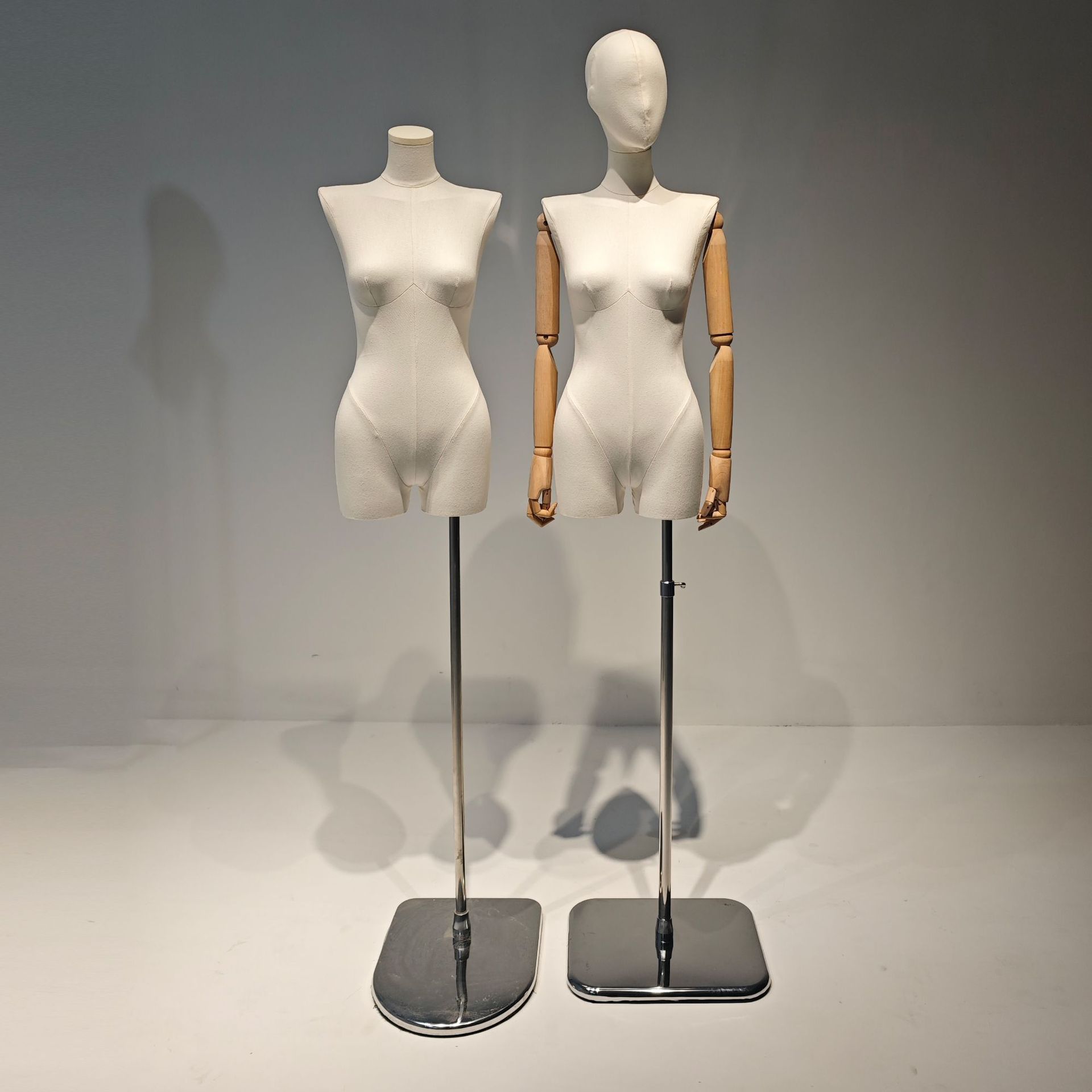 Modelo de hombro plano de piernas divididas estante de exhibición de ropa tienda de ventanas maniquí plataforma de cinco caras modelo de cabeza modelo de vestido de boda accesorios femeninos
