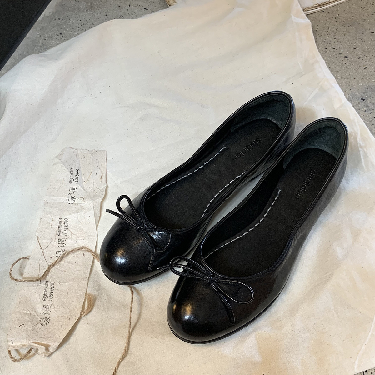 New Models in Stock! Grape Mom's Same Style Shoe Wax-Like Horsehide Ballet Shoes with Bowknot Shallow Mouth Flats Shoes for Women
