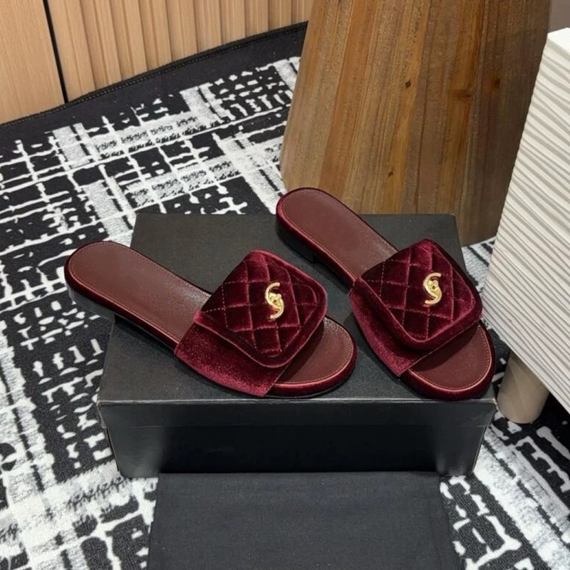 Zapatillas de botón de mochila pequeña fragante de viento para mujeres con zapatillas de fondo plano negro verano 2025 nuevas zapatillas de playa para mujeres