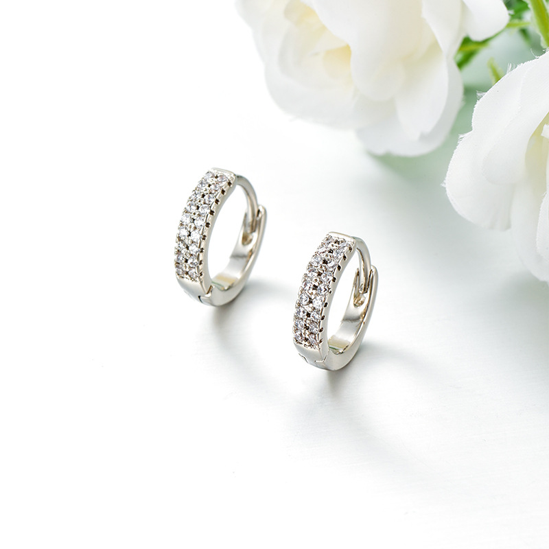 Xuping Europa y los Estados Unidos transfronterizos incrustados doble filas de aleación de cobre de piedra preciosa artificial chapado en aretes de orejas blancos pernos de orejas temperamento orejas personalizados
