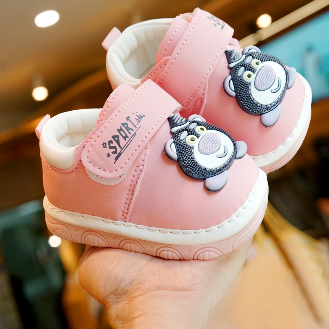 Zapatos para principiantes primavera y otoño nuevos zapatos para bebés de 1 - 2 años zapatos para bebés con suela suave antideslizante de dibujos animados llamados zapatos