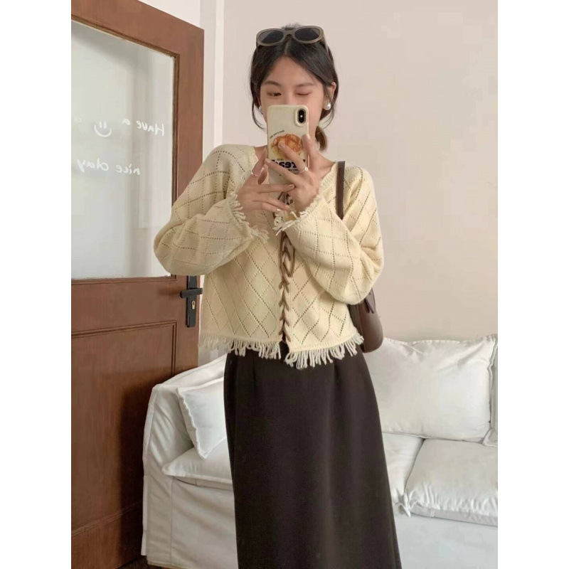 Cardigan de punto roscado con bordas huecas para mujeres 2025 diseño de otoño francés de nicho corta correa chaqueta suéter corto
