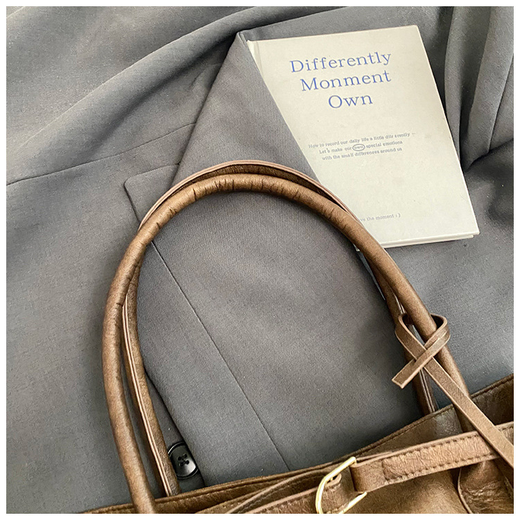 The laid-back style large-capacity underarm tote bag for women in 2025, with a lock, is fashionable and versatile. It's a trendy single-shoulder bag for commuting undefined