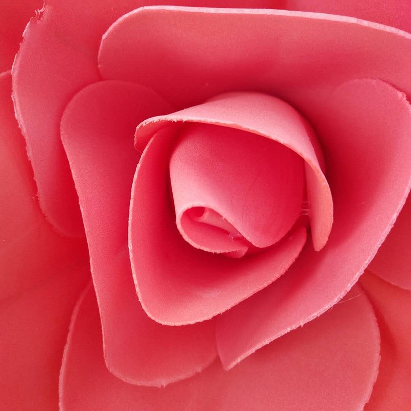 Decoración de pared con flores artificiales grandes con rosas de PE de base plana para escaparates, bodas, eventos, artesanías a gran escala y paisajismo de escaparates.