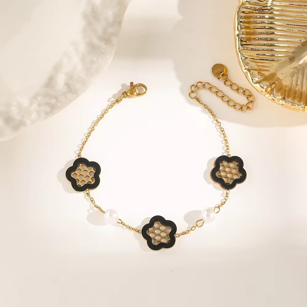 Pulsera de trébol de acero titanium vendedora caliente transfronteriza europea y americana con incrustaciones de concha pulsera colgante pulsera de diseño avanzado sin desvanecimiento al por mayor