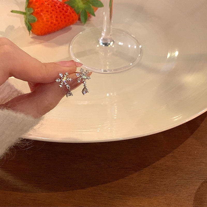 Snowflake water droplet zircon earrings for women, with a light luxury high-end temperament, niche earrings, new cool_voghion.com