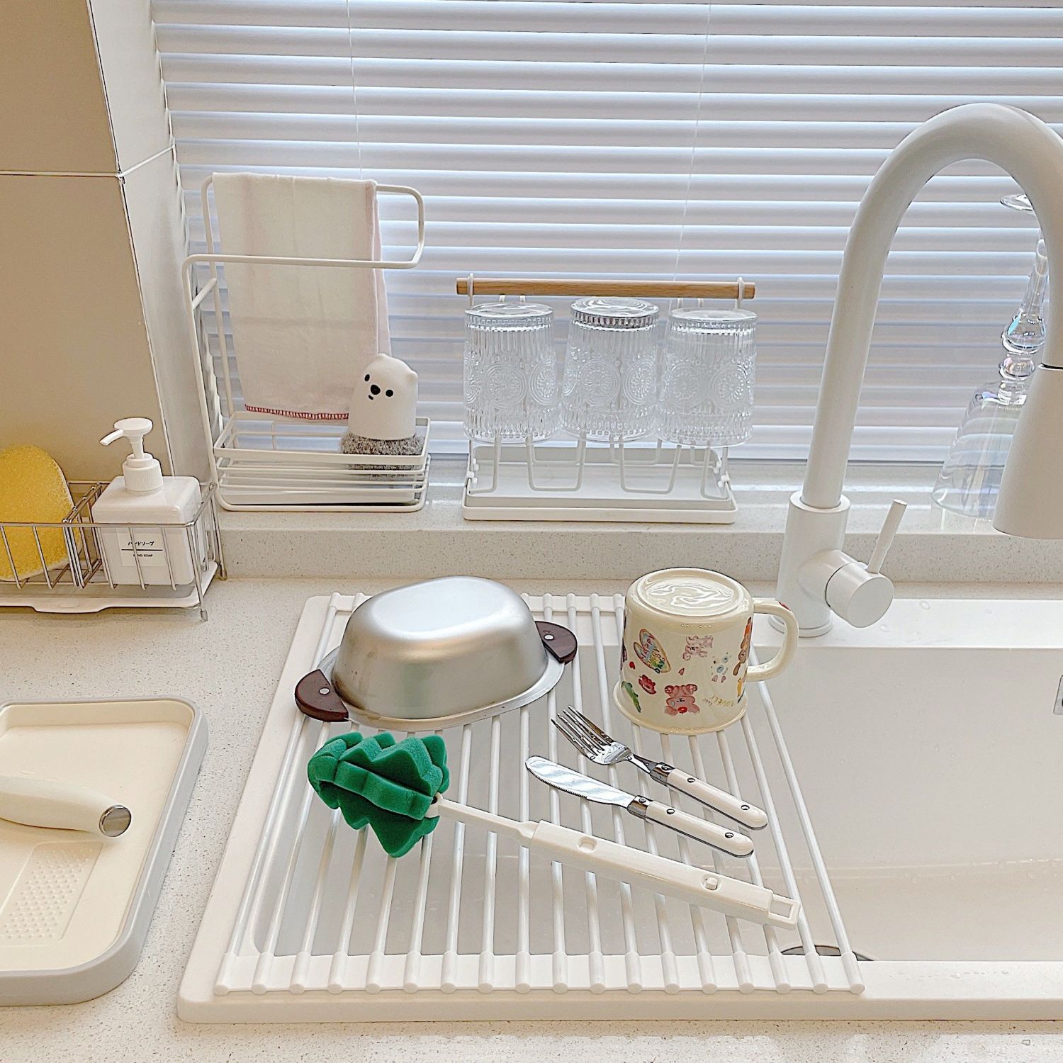 Folding Silicone Kitchen Roll-Up Drain Rack for Dishes and Vegetables, Easy Storage for Washing Fruits and Vegetables, Non-Slip Storage Rack for Housewives, Corner Rack