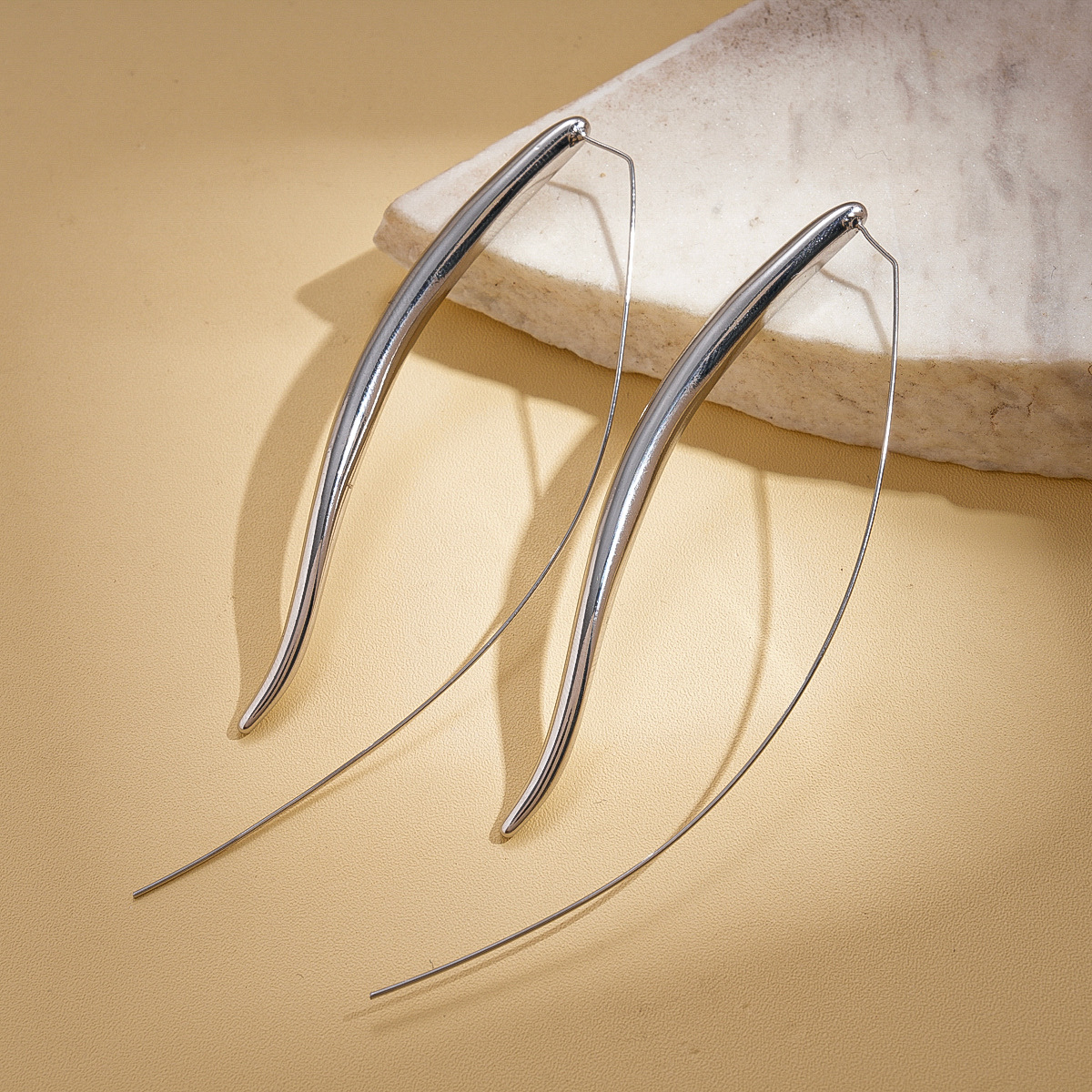 Europa y los Estados Unidos exageraron la superficie de metal brillante en forma de gota de agua ganchos de orejas largos personalidad transfronteriza simple nicho de alta sensación pendientes para mujeres