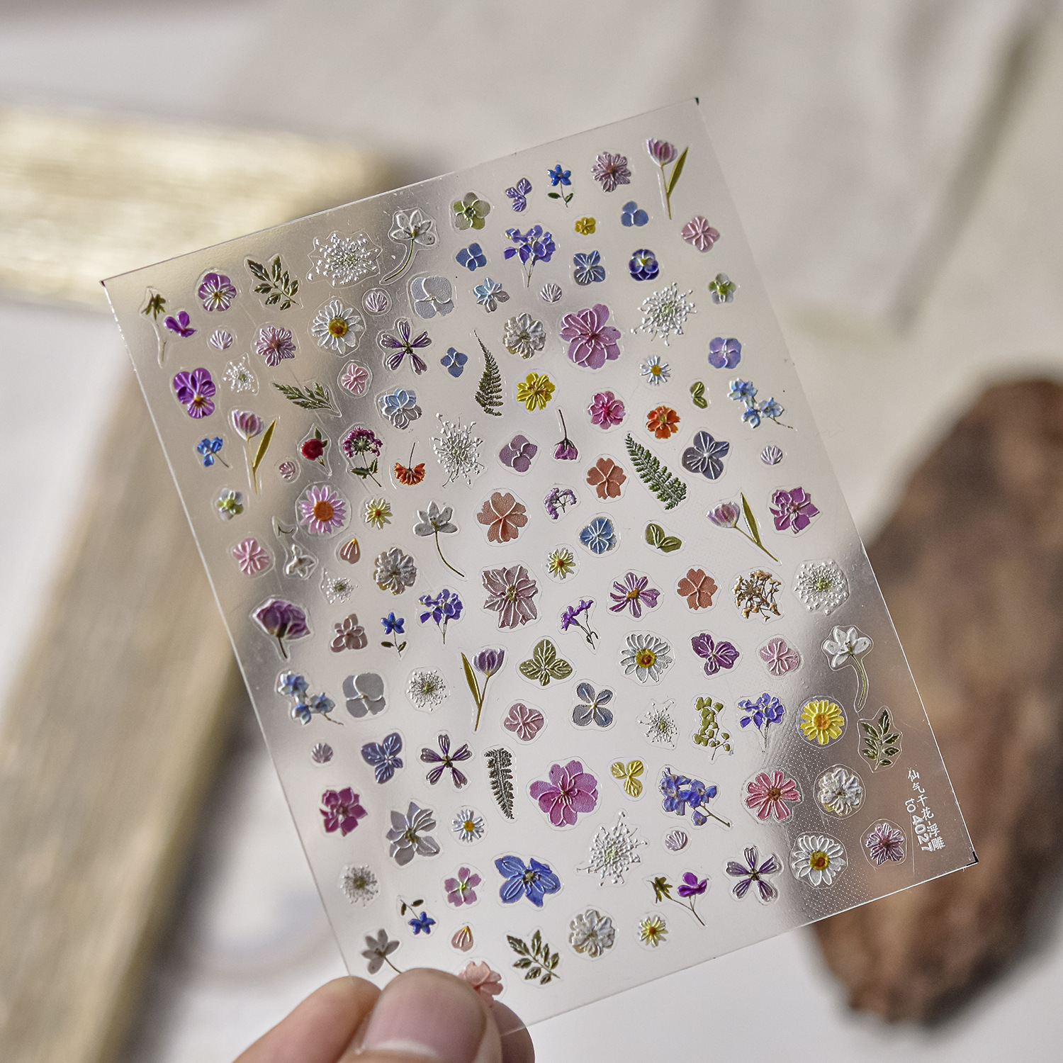 Pegatinas de uñas nuevas flores de primavera celebridades de Internet flores secas joyas de uñas pegatinas adhesivas pegatinas de uñas de todo fósforo flores de cuatro pétalos