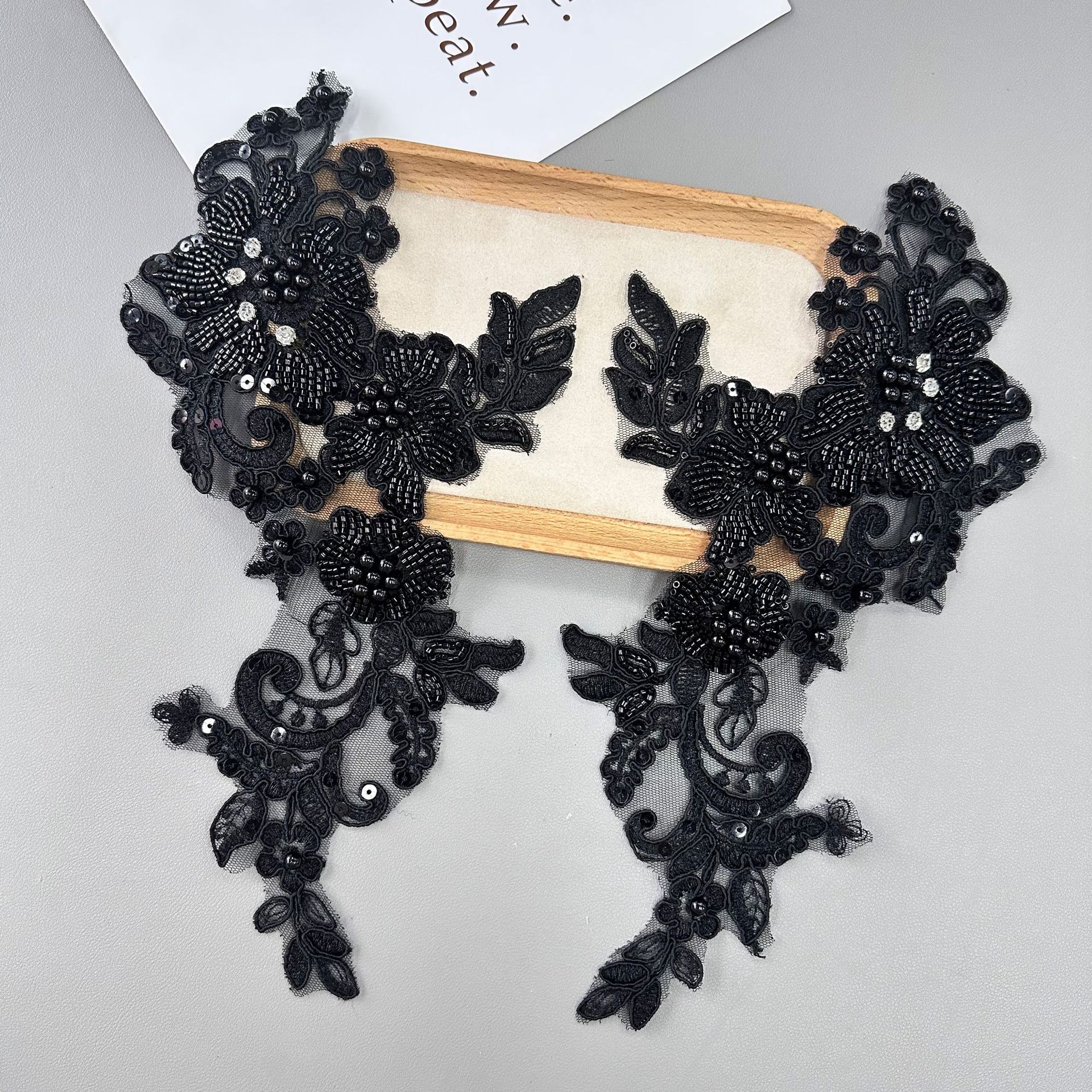 Explosiones fuera de línea en blanco y negro de lujo bordado encaje cuentas de exportación encaje hueco vestido de boda con flores accesorios velo