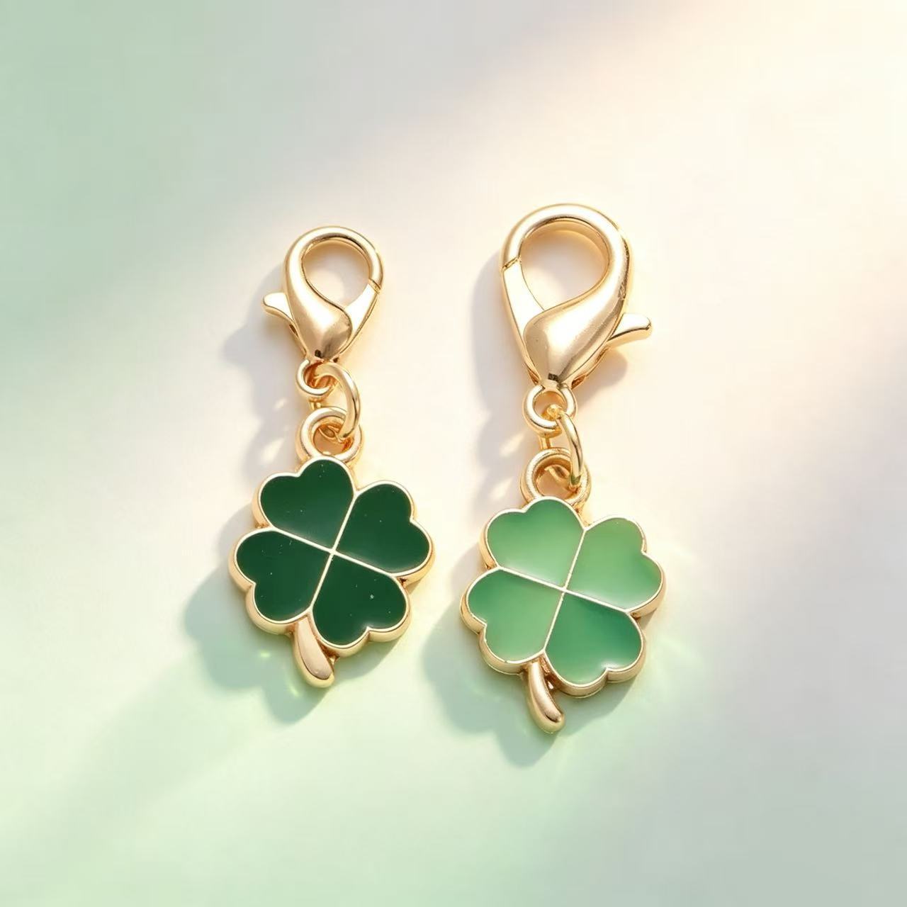 Cross-border four-leaf clover keychain, exquisite bag charm, women's bag accessory, Teacher's Day gift, metal creative painted design