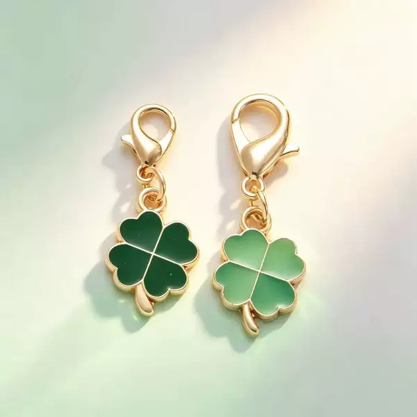 Cross-border four-leaf clover keychain, exquisite bag charm, women's bag accessory, Teacher's Day gift, metal creative painted design
