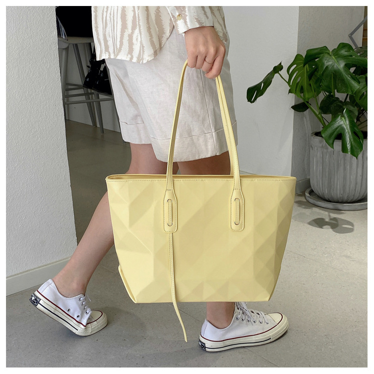 Fashion Solid Color Large-capacity Soft Leather Shoulder Bag Wholesale display picture 6