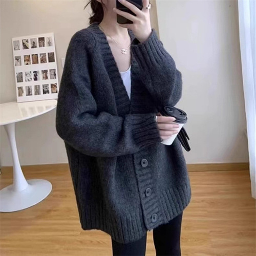 Hong Kong-style Korean-inspired relaxed-fit knitted cardigan for women, 2025 autumn/winter new arrival—mid-length, perfect for petite figures, ideal as an outerwear sweater jacket.